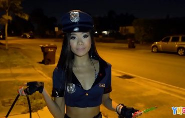 Asiática novinha se veste de policial para realizar fantasia sexual