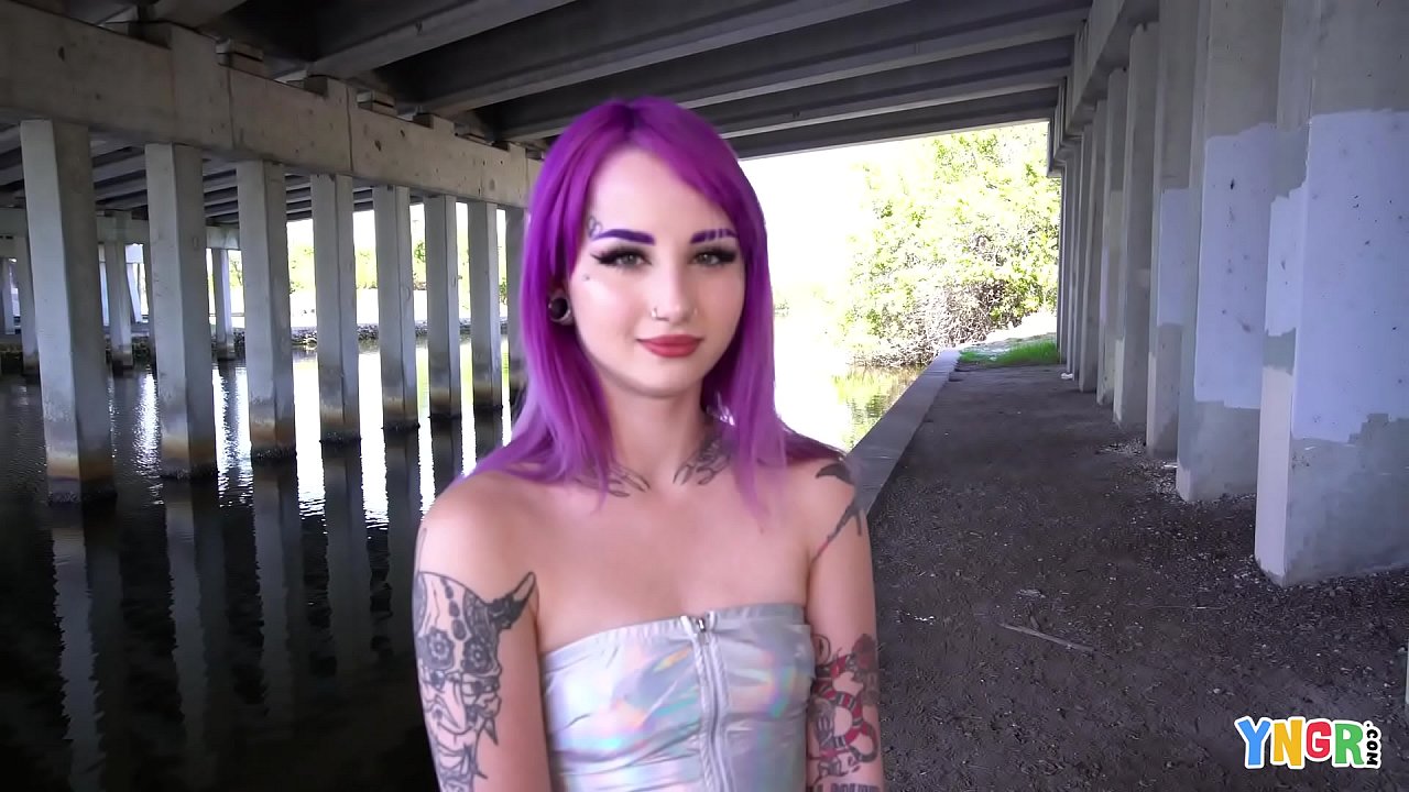 Tatuada magrinha de cabelo roxo no vídeo de sexo